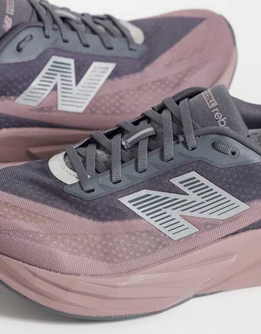 New Balance Fuelcell Rebel v5 sneakers da corsa da uomo marroni e nere, 4 di 5