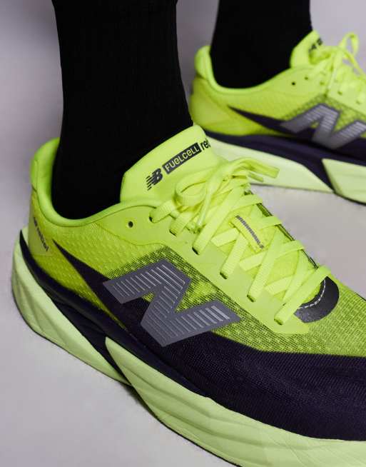New Balance - Fuelcell Rebel v5 - Sneakers da corsa da uomo verde fluo e nere, 4 di 5