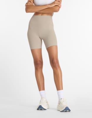 New Balance - Gerippte Shorts in Arid Stone mit hohem Bund, 6 Zoll Schrittlänge-Neutral