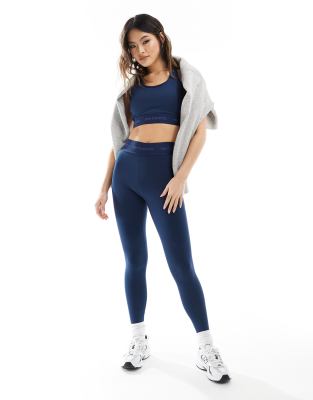 New Balance – Geschmeidiger Sport-BH in Navy mit mittlerer Stützfunktion und Logoschriftzug