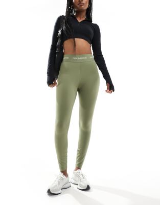 New Balance - Glatte Leggings in Olivgrün mit hohem Bund mit linearem Logo, 25 Zoll Beinlänge