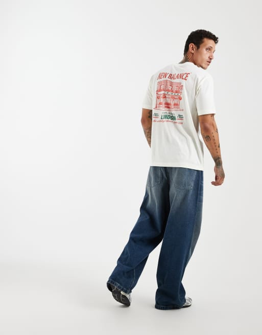 New Balance grab a bite London grafisk t-shirt i vitt, 2 av 5