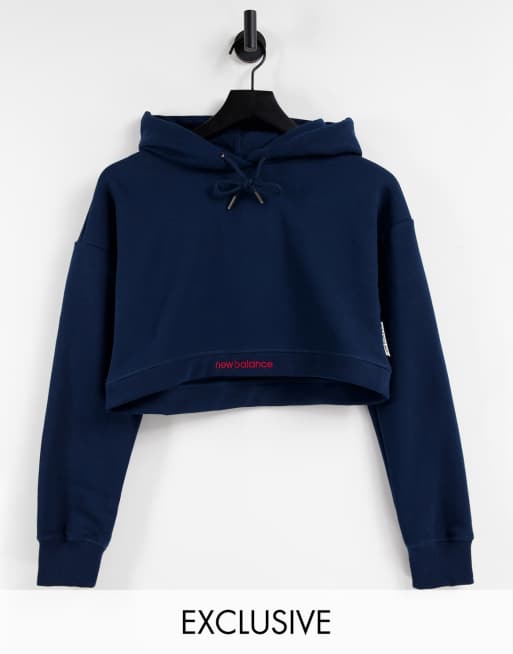 New Balance – Granatowa bluza z kapturem o krótkim fasonie – tylko w ASOS