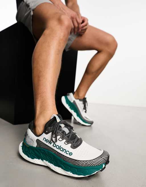 New Balance Hardlopen More Sneakers in grijs en groen ASOS