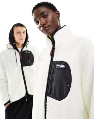 New Balance - Home Again - Kunstfell-Jacke in Creme, exklusiv bei ASOS-Weiß