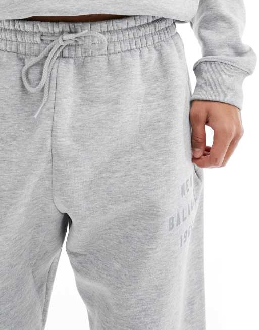 New Balance – Iconic – Fleece-Jogginghose in Grau im College-Stil, 4 von 5