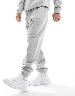 New Balance - Iconic - Joggingbroek van fleece in collegestijl in grijs