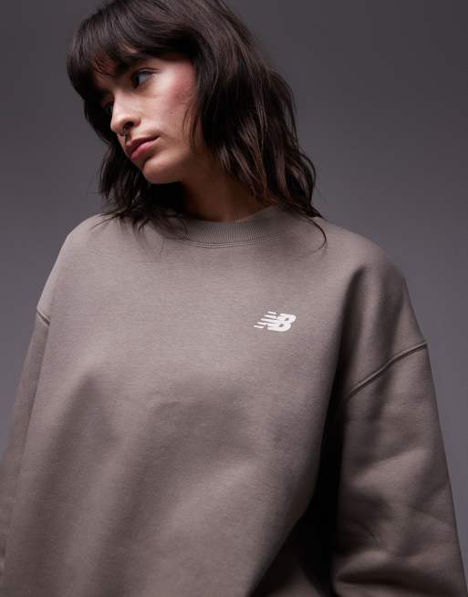 New Balance – Jasnobrązowa bluza z napisem Athletics Club
