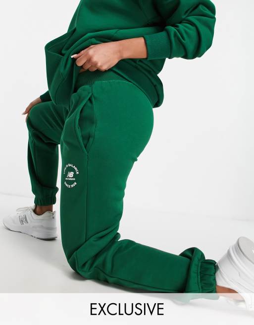 New Balance – Jogginghose in Grün mit „Life in Balance“-Print