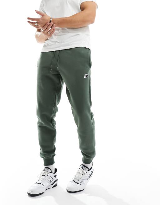 New Balance – Jogginghose in Grün mit Logo-Print