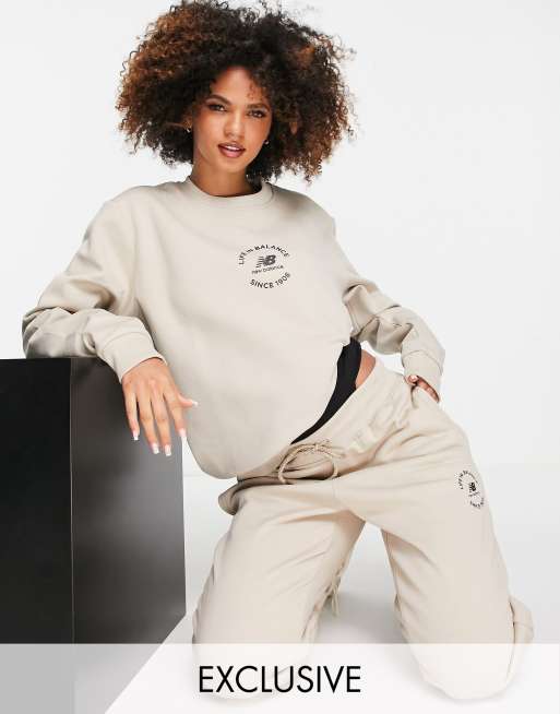 New Balance – Jogginghose in Hellbeige mit „Life in Balance“-Print