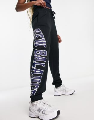 New Balance - Jogginghose mit großem Logo in Schwarz