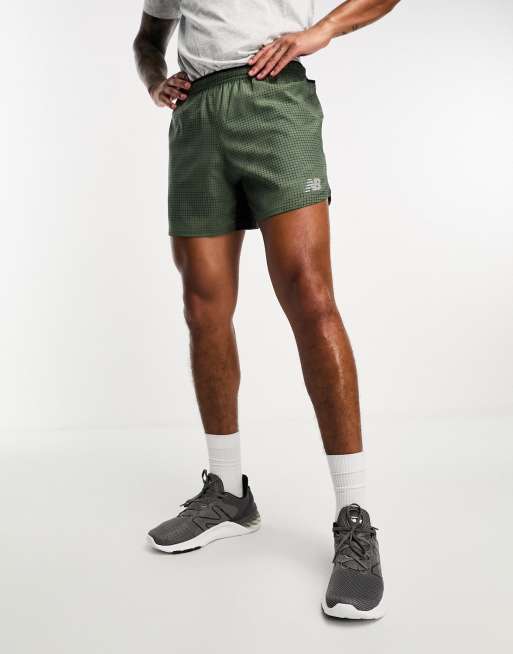New Balance - Kakifarvede 5-tommers løbeshorts med print