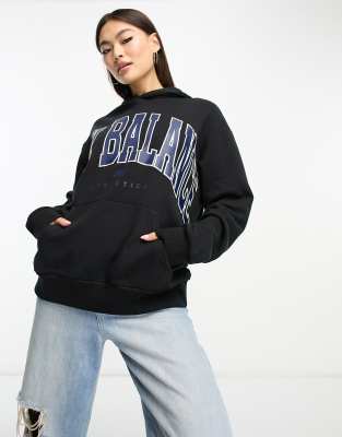 New Balance - Kapuzenpullover in Schwarz mit großem Logo