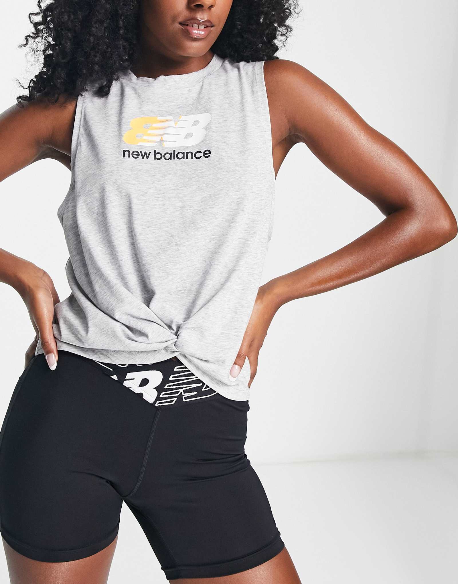 Майка с логотипом New Balance завязанная узлом спереди из серого вереска 5990₽