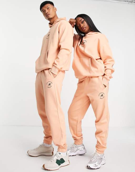 New Balance – Korallfärgade mjukisbyxor i unisex-modell med 