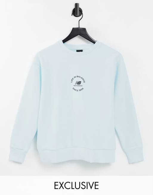 New Balance - Life in balance - Sweatshirt in lichtblauw, exclusief bij ASOS