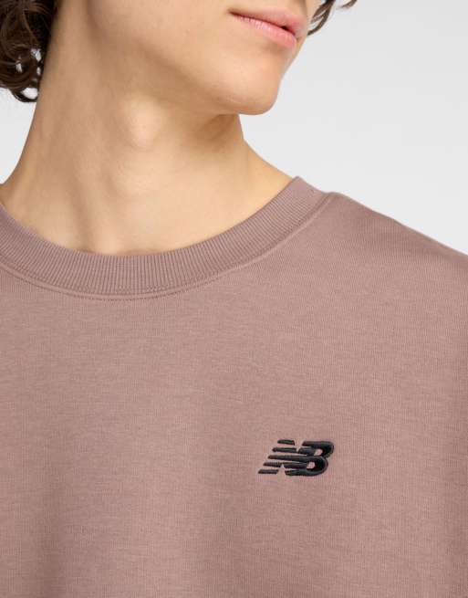 New Balance – Linear – Fleece-Sweatshirt in brauner Schatten mit Print und Rundhalsausschnitt, 4 von 4