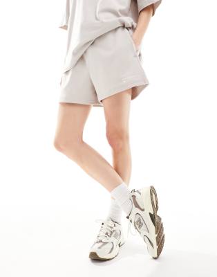 New Balance - Linear Heritage - Frottee-Shorts in Moonrock-Grau