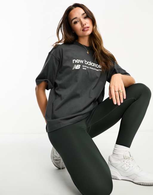 New Balance - Linear Heritage - Ruimvallend T-shirt in zwart met wassing