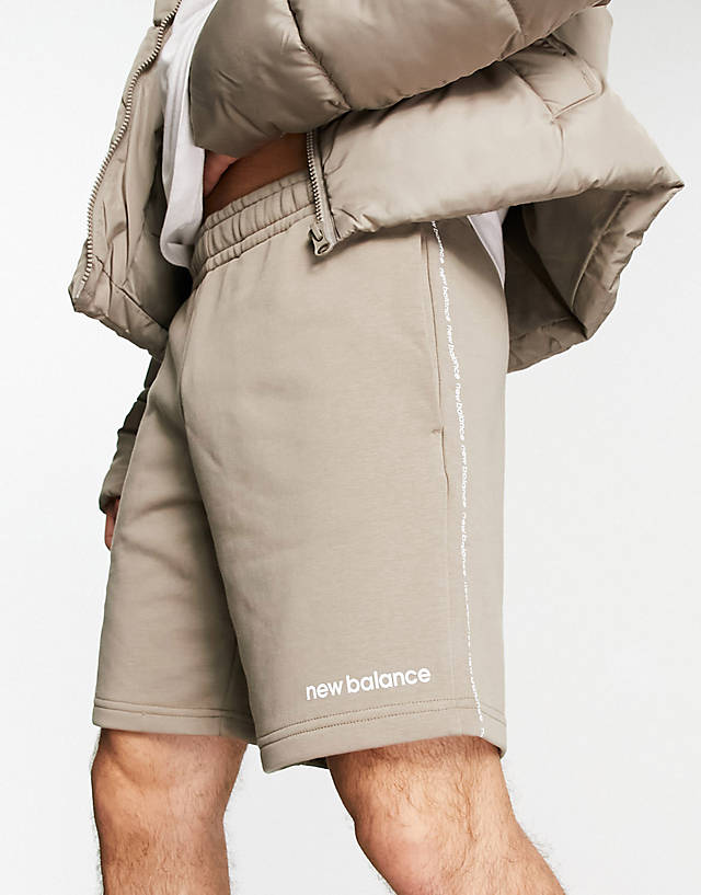 New Balance - linear logo shorts in beige