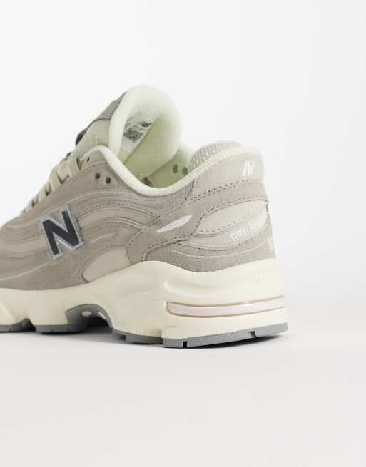 New Balance M1000 trainers in light grey, 2 of 5