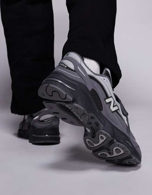 New Balance M1000 unisex sneakers in grey and black, 4 of 5