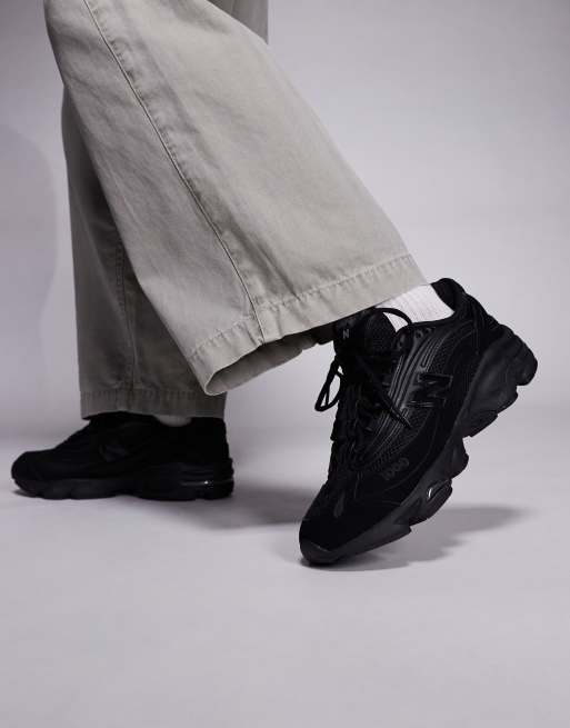 New Balance M1000 unisex trainers in triple black, 2 of 5