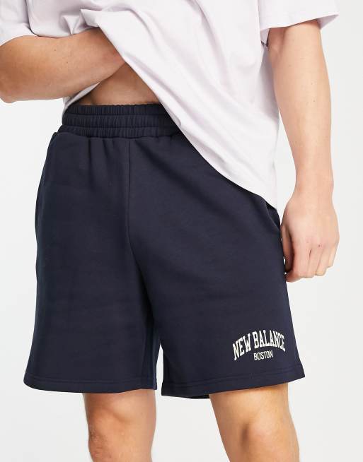 New Balance – Marinblå shorts i collegestil och unisex-modell