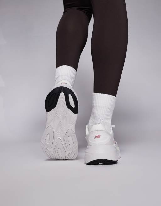 New Balance - More - Hardloopschoenen in gebroken wit en roos roze, 4 van 5