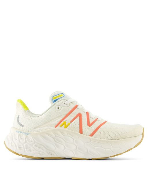 New Balance - More - Hardloopschoenen in wit en oranje met rubberen zool