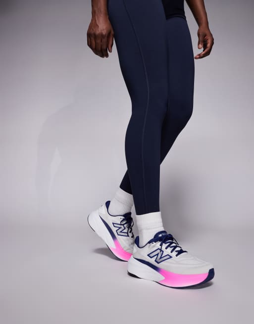 New Balance – More – Lauf-Sneaker in Hellgrau und Rosa, 3 von 5
