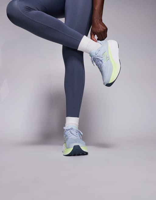 New Balance – More – Laufschuhe in Blau und Neongelb, 4 von 5