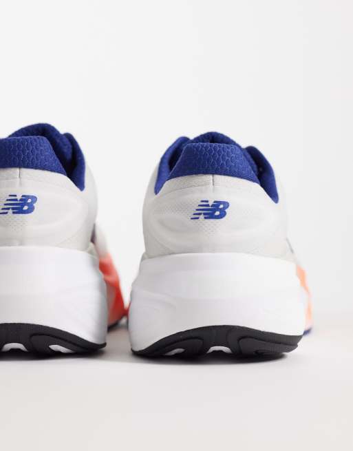 New Balance – More – Laufschuhe in Hellgrau und Orange, 3 von 5