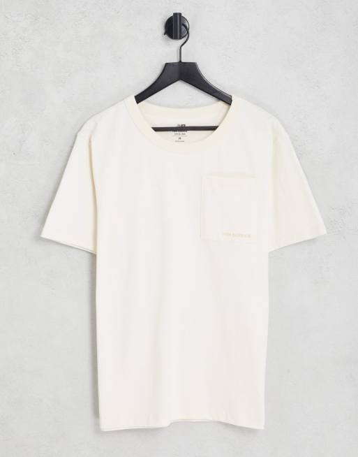 New Balance – Naturvit t-shirt med tvättad finish, ficka och logga
