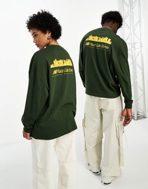 New Balance - NB Place Like Home - Oversized uniseks T-shirt met lange mouwen in donkergroen en mosterdgeel, exclusief bij ASOS