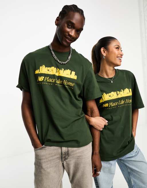 New Balance - NB Place Like Home - Oversized unisex-T-shirt i mørkegrøn og sennepsgul - Kun hos ASOS