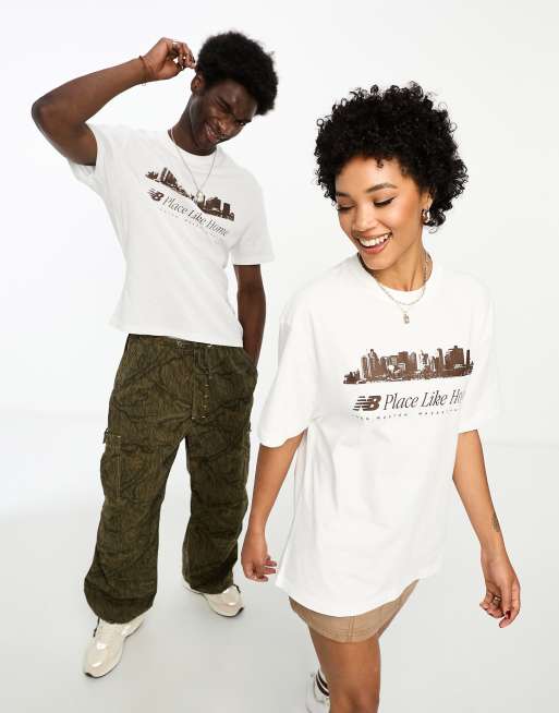 New Balance - NB Place Like Home - Oversized unisex-T-shirt i råhvid og brun - Kun hos ASOS