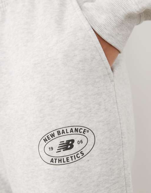 New Balance neu interpretierte Fleece-Trainingshose in Grau, 3 von 5