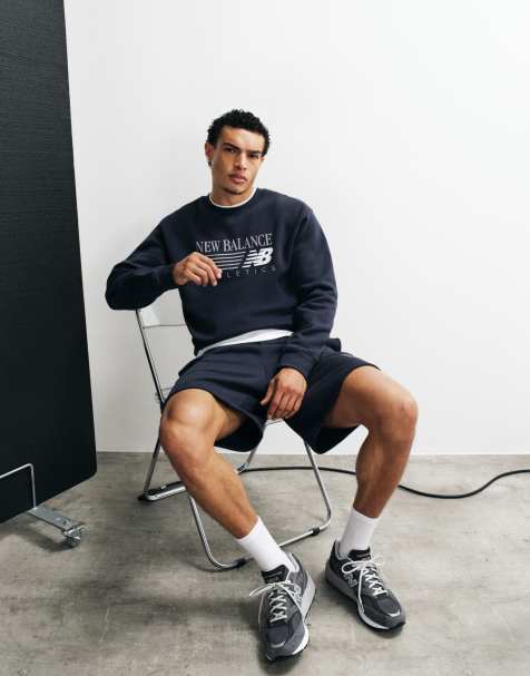 New Balance neu interpretierter Grafik-Fleece-Sweatshirt in Schwarz - view 1
