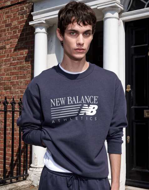 New Balance omarbetad sweatshirt i svart fleece med grafiskt tryck - view 1