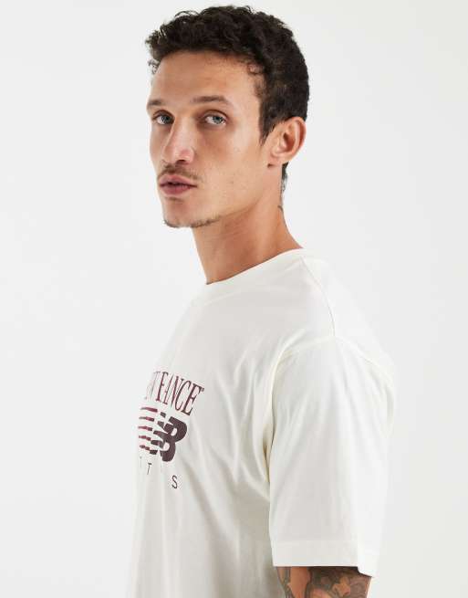 New Balance omtolkad grafisk t-shirt i beige, 5 av 5