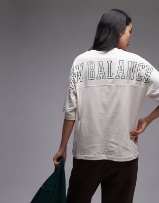 New Balance oversized graphic t-shirt in off white φωτογραφία