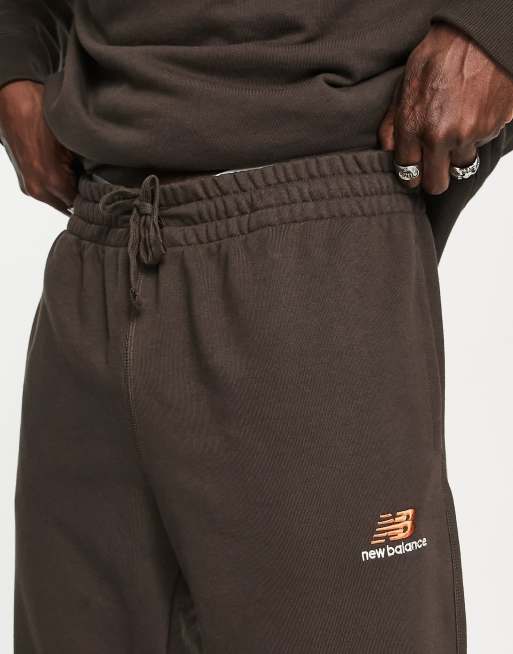New Balance - Pantaloni sportivi unisex marroni con logo, 3 di 4