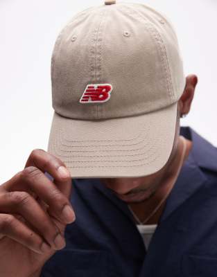New Balance New Balance patch logo cap in beige-Neutral
