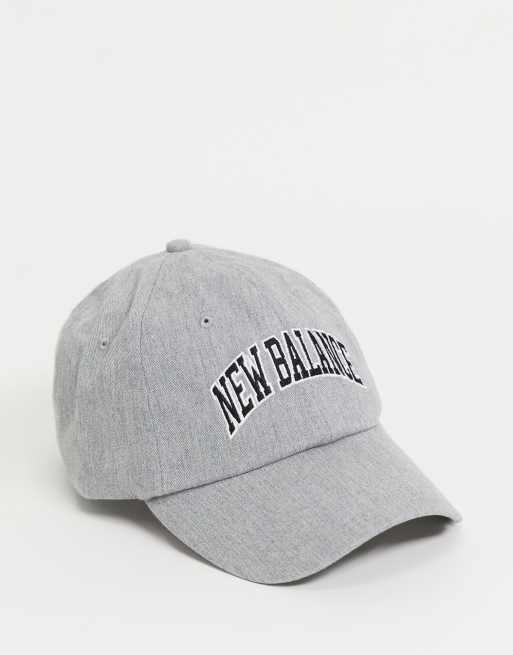 New Balance - Pet met logo in universiteitsstijl in grijs