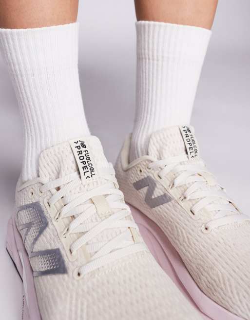 New Balance - Propel - Hardloopschoenen in beige en roze, 3 van 5