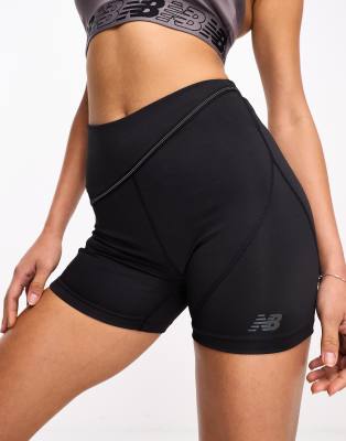 New Balance - Q Speed - Figurbetonte Shorts in Schwarz