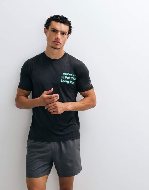 New Balance RC essential graphic T-shirt in zwart, 2 van 5