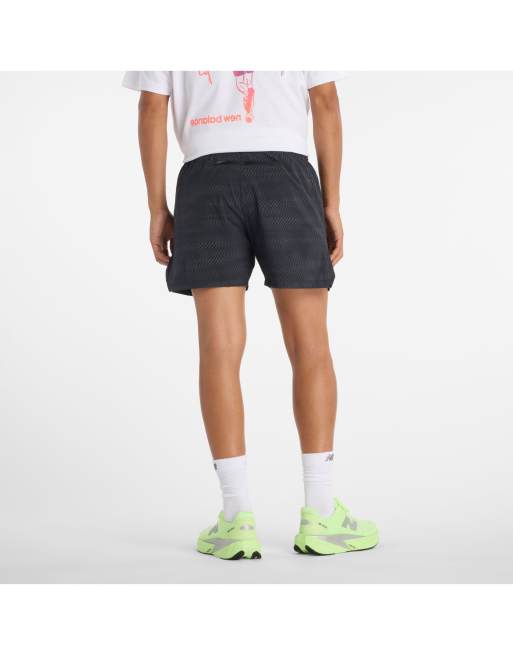New Balance - Rc - Pantaloncini riflettenti da 13 cm neri con stampa multicolore, 3 di 4
